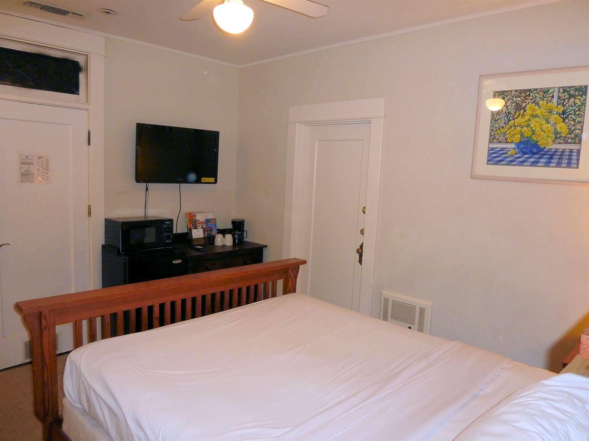 Americas Value Royal Carriage Inn